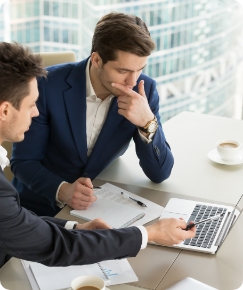 entrepreneurs-discutant-resultats-travail-reunion(2) entrepreneurs-discutant-resultats-travail-reunion(2)