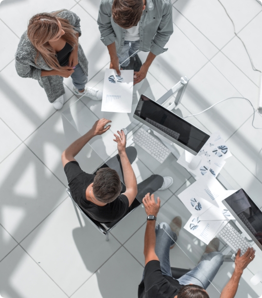 vue-grand-angle-hommes-affaires-discutant-table-au-bureau vue-grand-angle-hommes-affaires-discutant-table-au-bureau